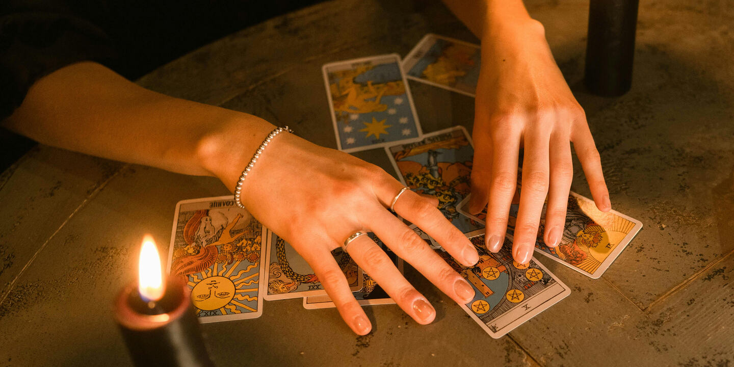 Tarot kartları okuyan kadın.